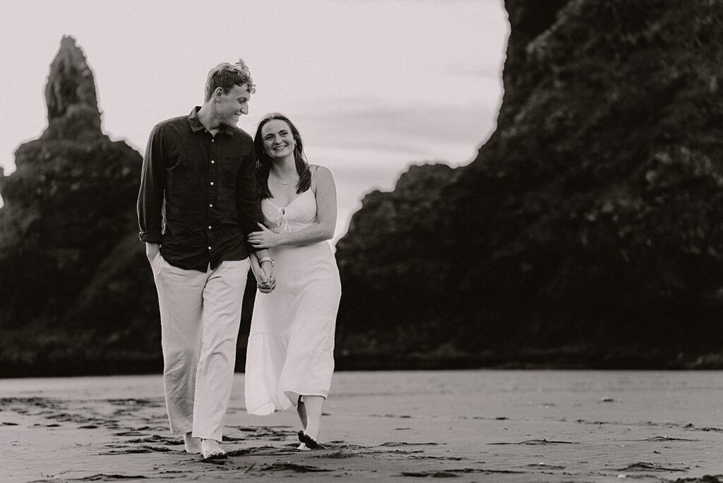Piha beach auckland couple engagement photographer