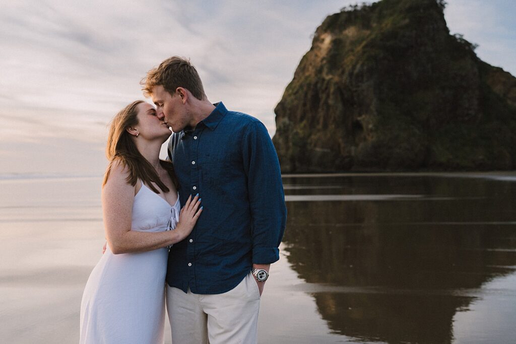 Piha beach auckland couple engagement photographer