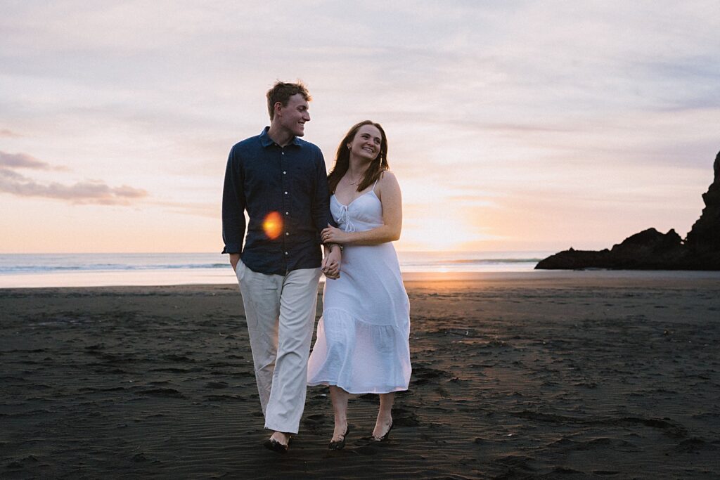 Piha beach auckland couple engagement photographer